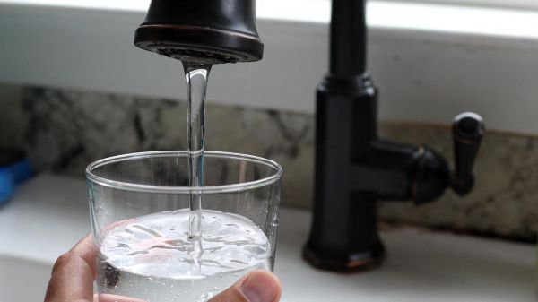 À cause des polluants éternels dans l'eau du robinet, les habitants de ces 16 communes interdits d'en boire