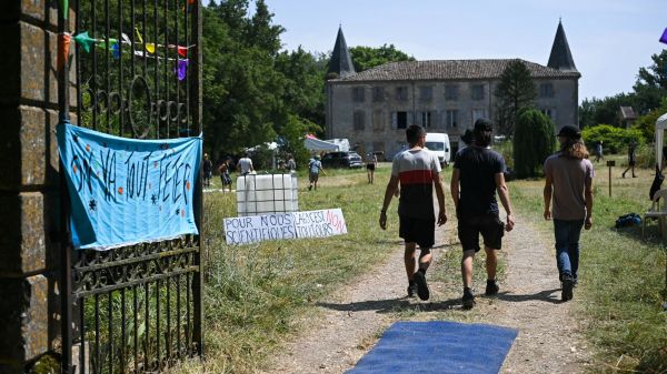 "Turboteuf" contre l'A69: des centaines d'opposants rassemblés sur un terrain privé près du chantier