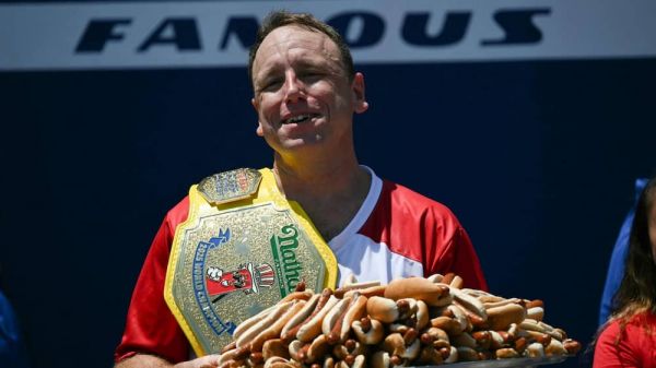 Il mange plus de 70 hot-dogs en 10 minutes