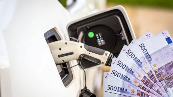 Il branche sa voiture électrique à une borne pour la recharger et reçoit une facture de 1200 euros