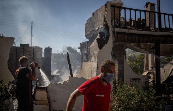 Un autre incendie émerge près d'Athènes