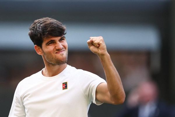 Alcaraz lâche un set contre Struff mais rejoint les huitièmes de finale à Wimbledon