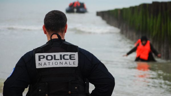 Traversée de la Manche: le Royaume-Uni se félicite d'un "durcissement" des pratiques de la police française