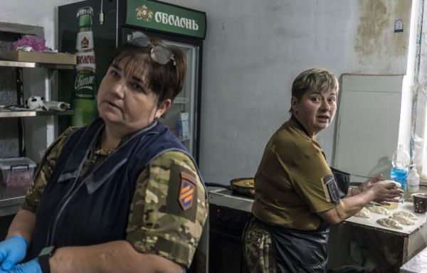 Cuisiner avec amour (et beaucoup de betteraves) pour les soldats ukrainiens au front
