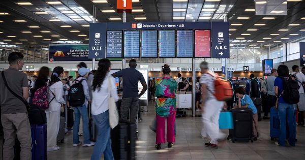 «C'est un peu la panique» : avec la grève de contrôleurs aériens, 1 125 vols annulés vendredi, 933 jeudi