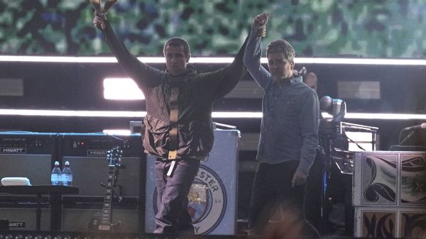 Après plus de quinze ans d'absence, le mythique groupe Oasis remonte sur scène à Cardiff