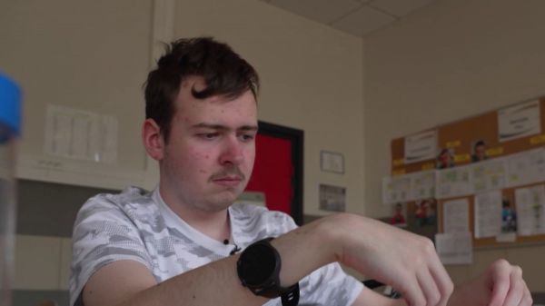 "Je suis un nouvel homme" : Evan, atteint d’un trouble autistique, obtient son bac avec mention