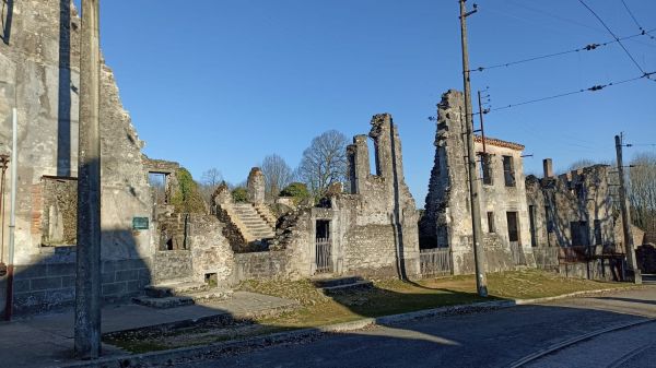 Oradour-sur-Glane : des associations vont saisir le ministère de la Culture après le début du tournage d'une fiction de TF1