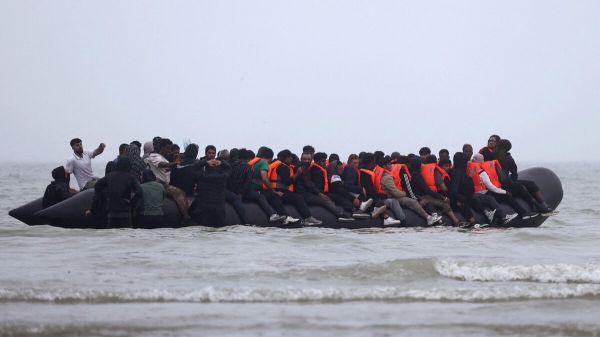 La police française lacère au cutter un bateau rempli de migrants, Londres se félicite d'un « durcissement » de ses pratiques