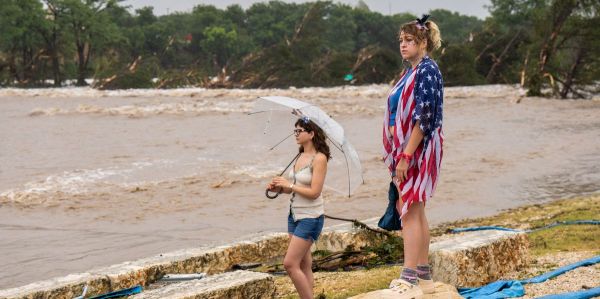 États-Unis: Au Texas, 13 morts et de nombreux disparus dans des inondations