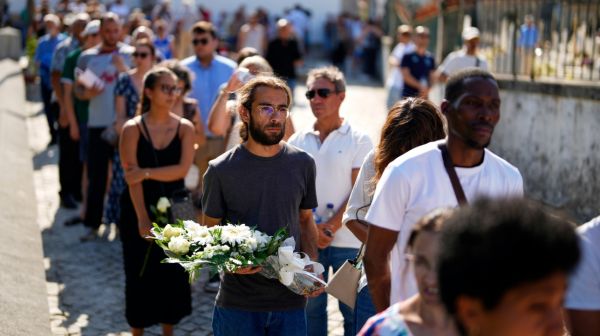 Les proches réunis pour un dernier adieu à Diogo Jota et son frère