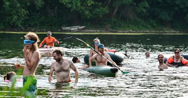 Besançon. La rivière sera-t-elle un jour baignable à Besançon ? Des nageurs « pirates » plongent dans le Doubs pour faire vivre le débat