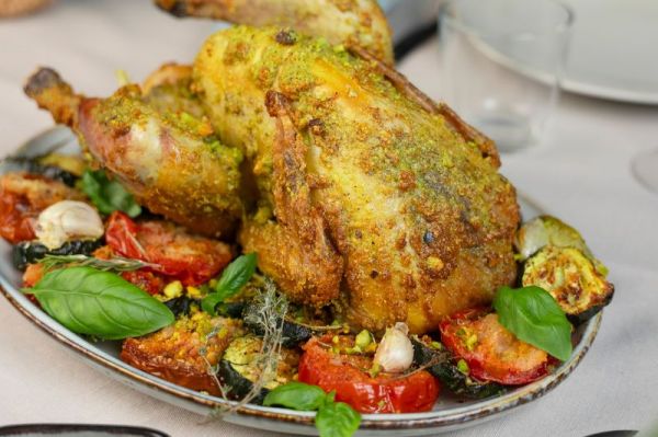 Pintade entière au pesto de pistache