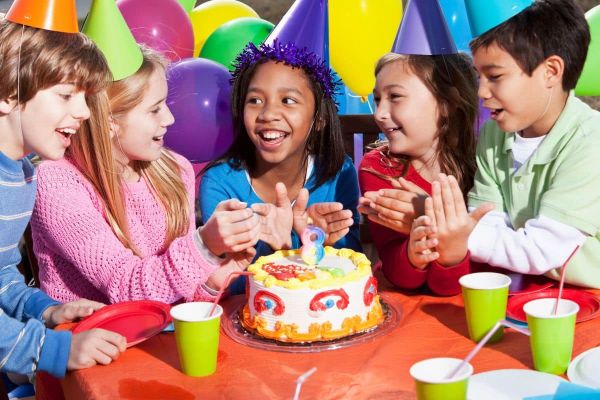 Cette mère organise un anniversaire participatif pour son enfant, les invités choqués réagissent : « Si tu n'as pas les moyens... »