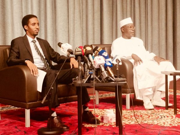 Le gouvernement centrafricain et deux groupes rebelles signent un accord de paix sous l'égide du président Mahamat Idriss Déby