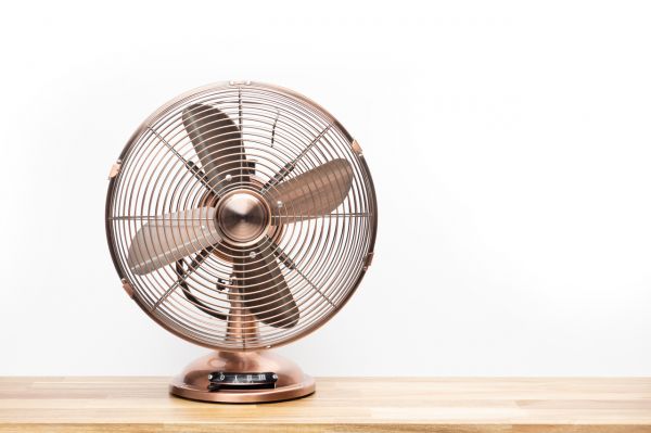 Ce ventilateur de table au look rétro va réveiller votre déco - et vous rafraîchir partout !