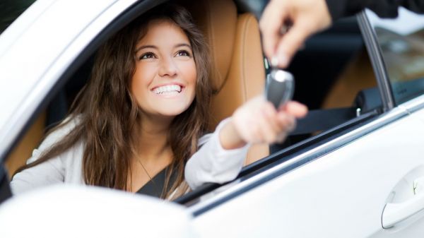 Faut-il prendre une autre assurance auto lorsqu'on loue une voiture ou miser sur sa carte bancaire ?