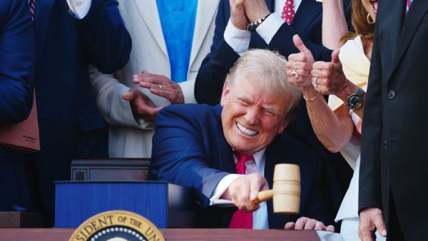 Impôts, immigration, défense... Donald Trump signe sa "grande et belle loi" budgétaire, "début du nouvel âge d'or" américain