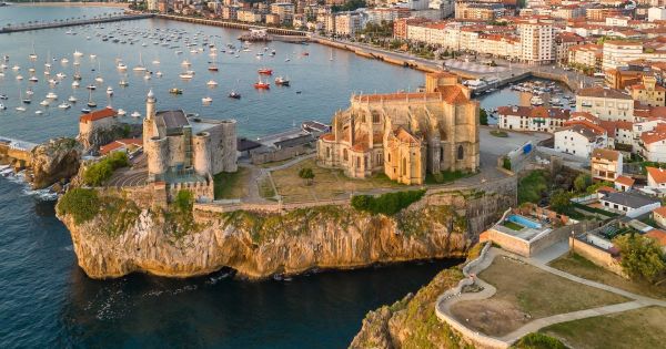 Anne Sinclair : "C'est un endroit sauvage, difficile d'accès", elle nous ouvre enfin les portes de sa maison à Belle-Île-en-Mer dans le golfe de Gascogne