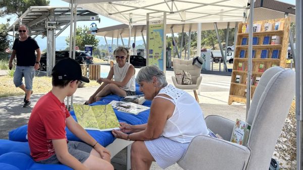 Sur l'A52, l'aire Marcel-Pagnol de Peypin se mue en bibliothèque