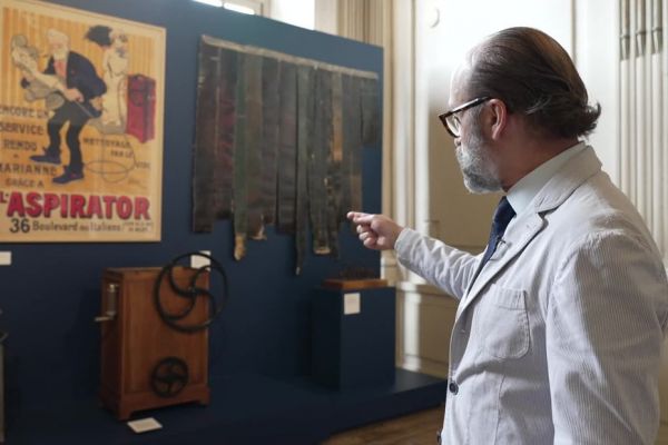Premier aspirateur, bicyclette étrange, objets extravagants... Le château de Compiègne dévoile une collection de bizarreries retrouvées dans sa réserve