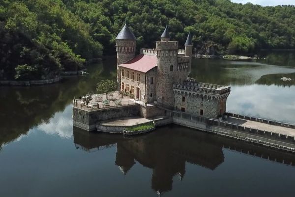 VIDÉO. Découverte : le château de la Roche, forteresse posée sur l'eau, intimement liée à la Loire