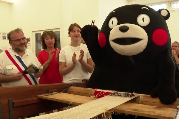 Star au Japon, la célèbre mascotte Kumamon à la Cité de la Tapisserie : "Les contacts noués sont importants sur le volet économique et touristique"