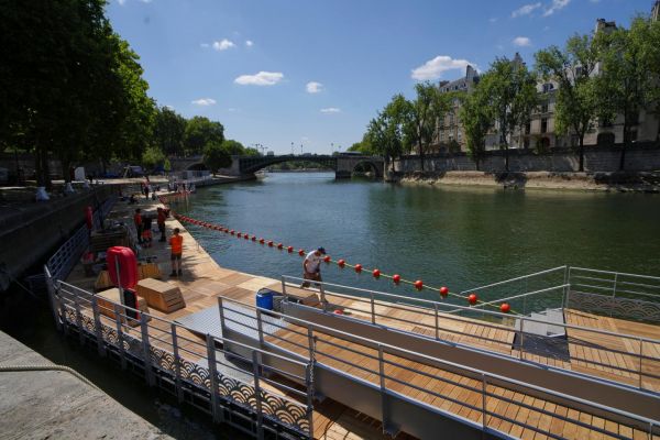 Baignade dans la Seine à Paris : les premiers nageurs ont fait leur entrée dans l'eau, sous étroite surveillance