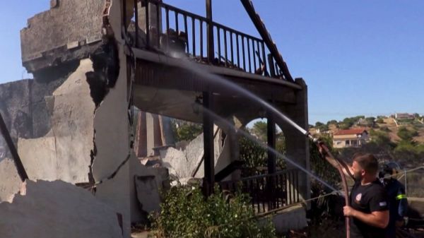 Grèce : un incendie aux portes d'Athènes s'ajoute au brasier en Crète