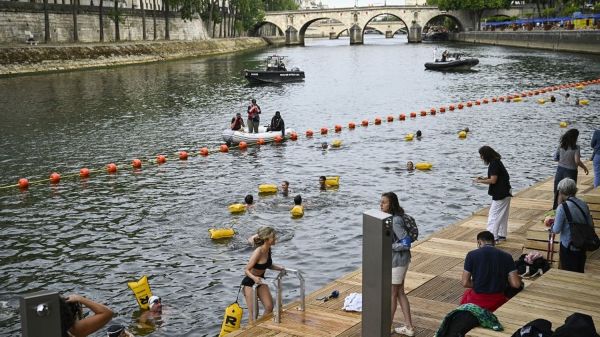 "L'eau est à 25°C" : les Parisiens profitent de la première baignade publique autorisée dans la Seine depuis 1923