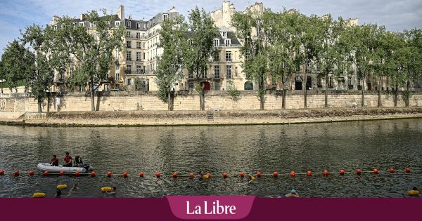Début de la première baignade publique autorisée dans la Seine à Paris depuis 1923
