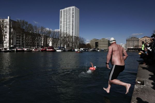 Nudité, navigation, interdictions... Plongée dans l'histoire houleuse des baignades dans la Seine