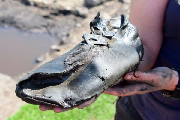 En Angleterre: Des chaussures taille 49 de l'époque romaine intriguent les archéologues