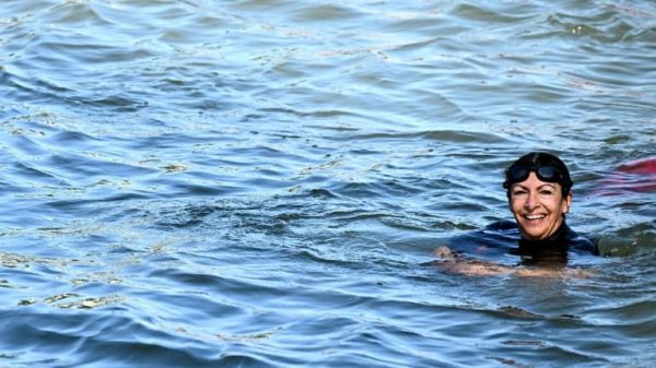 Paris: les premières baignades dans la Seine sous étroite surveillance
