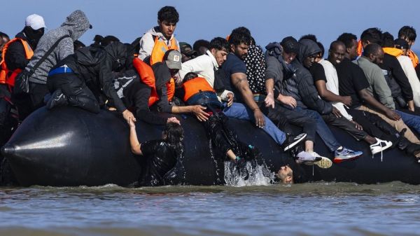 VIDEO. Migrants dans la Manche : des gendarmes français crèvent un canot mis à l'eau, le Royaume-Uni salue un "durcissement" des pratiques