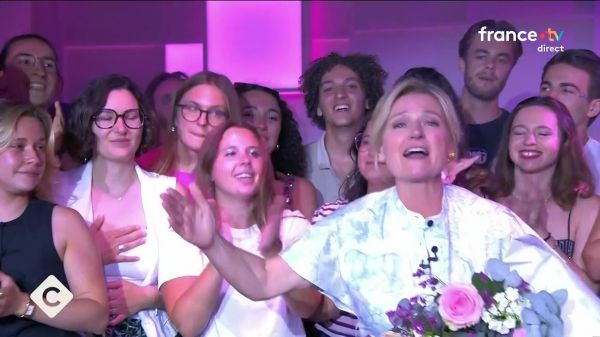 Anne-Elisabeth Lemoine "heureuse et fière", pour la dernière de C à vous, elle dézingue les rumeurs de tensions de la meilleure des façons