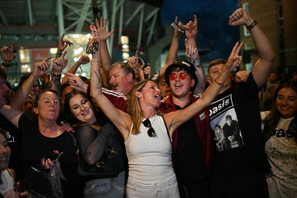 Reformation d'Oasis : « je n'aurais jamais pensé revivre ça », à Cardiff, le groupe renaît de ses cendres devant des fans en délire