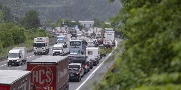 Incendie autoroutier: Un camion en feu cause la fermeture du tunnel du Gothard