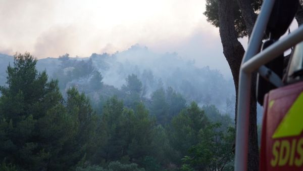 C'est le premier de grande ampleur de la saison : un feu ravage 100 hectares dans les Bouches-du-Rhône, 150 personnes évacuées