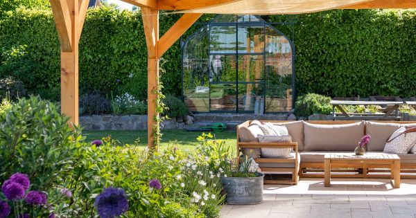 Pour un style resort de luxe, sans effort : c'est cet imprimé qu'il faut rajouter partout sur sa terrasse en 2025 !