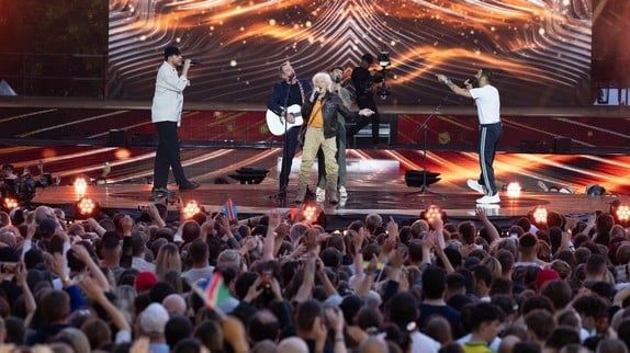 "Ce n'est pas pour l'argent" : le plus vieux chanteur encore en tournée est... français !