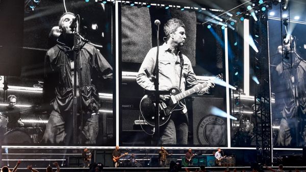 Retrouvailles et pluie de tubes... Oasis a signé son retour sur scène à Cardiff