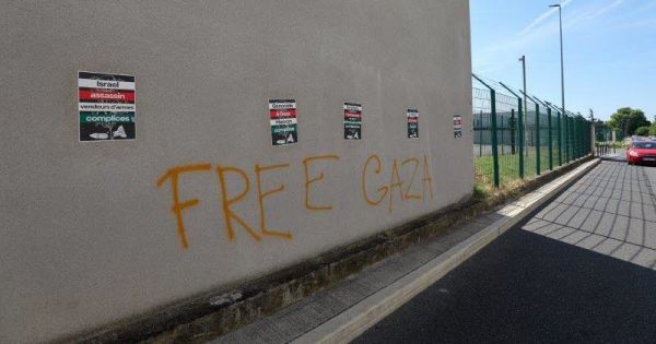 Valence. Des affiches antimilitaristes et un tag pro-palestinien à l'entrée de l'entreprise Thales
