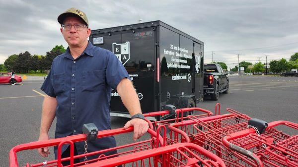 Son métier est de réparer les paniers d'épicerie: «Ils sont négligés et garrochés dans les enclos»