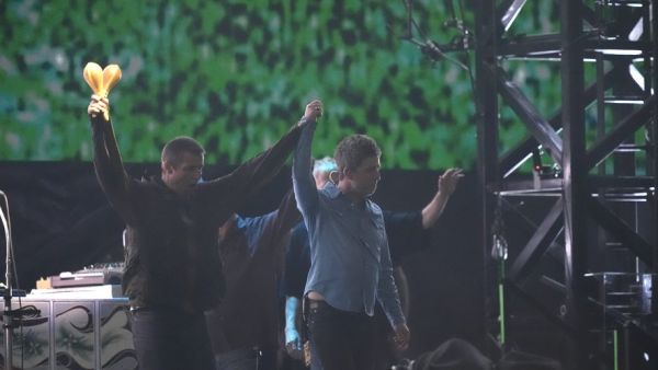 Après une brouille de 16 ans, un retour flamboyant : à Cardiff, le mythique groupe Oasis lance sa tournée mondiale face à une foule survoltée de 74 000 fans