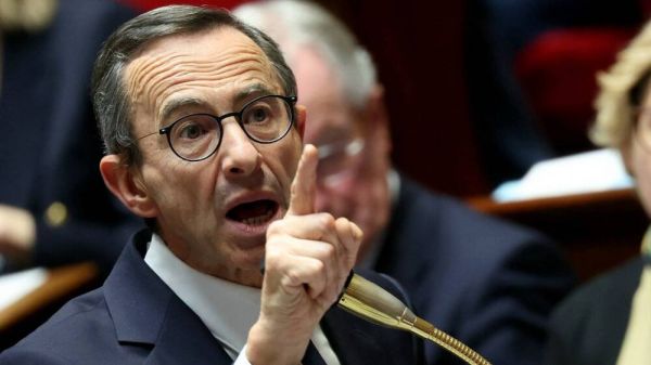 "On est dans la IVe République, mais avec les institutions de la Ve" : la politique dans une atmosphère de fin de règne