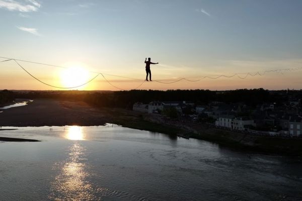 Le funambule des JO a traversé la Loire sur un fil à 50 mètres de haut