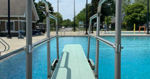 Une piscine réservée aux Suisses : les incivilités ont forcé une mairie à prendre une décision radicale