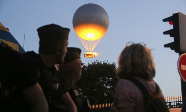 Retour de la vasque olympique : un ballon pour tenter d'éloigner nos angoisses