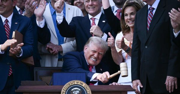 En ratifiant son budget, Donald Trump signe un chèque en blanc à l'Etat policier